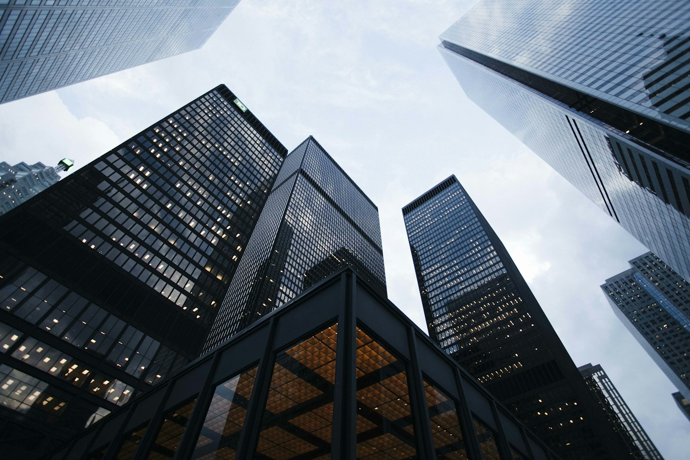Glasfassaden moderner Gewerbehochhäuser – ergänzende Architekturaufnahme von Unsplash